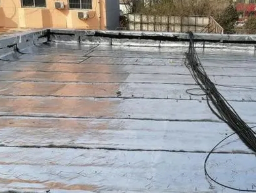 喀喇沁卫生间漏水维修公司分享下喀喇沁屋面楼顶防水刚性防水层施工要点。